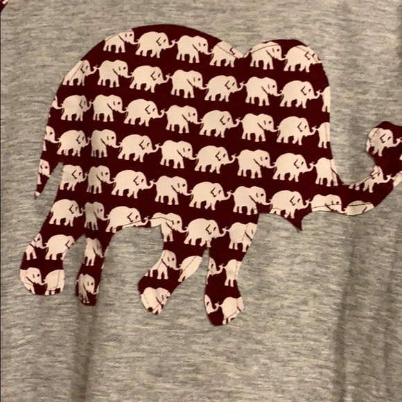 Super soft tee w crimson houndstooth elephant appliqué & shoulder detail, size L - Picture 2 of 3